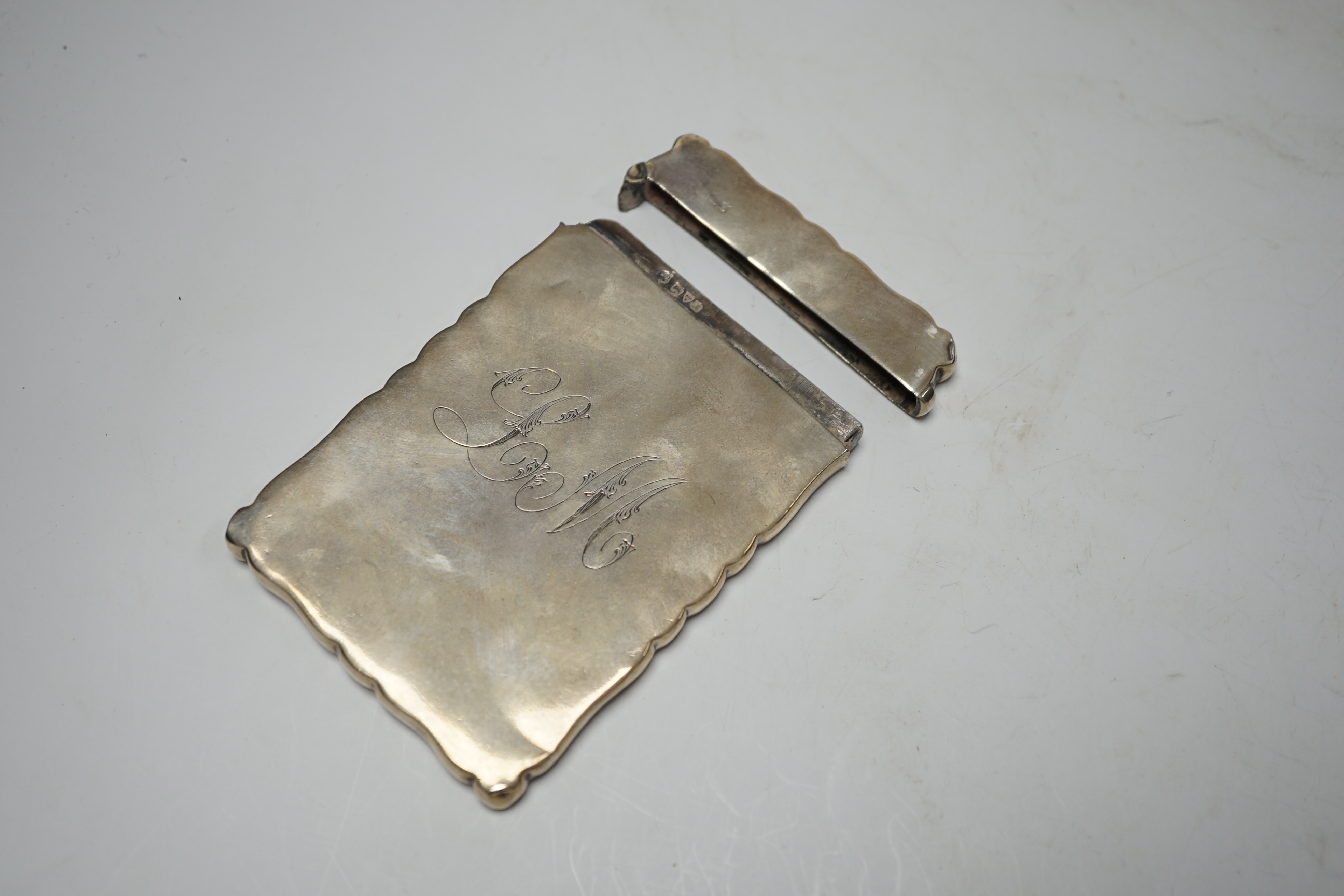 A late Victorian silver mounted ruby glass scent bottle, Birmingham, 1897, 61mm and a later silver card case (a.f.).